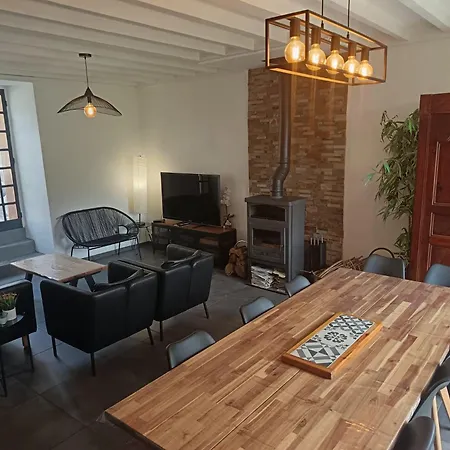 Grand Au Coeur D'un Village