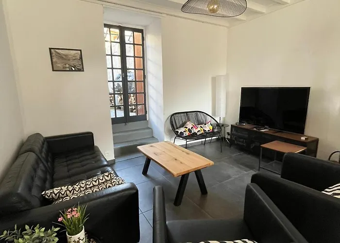 Grand Au Coeur D'un Village