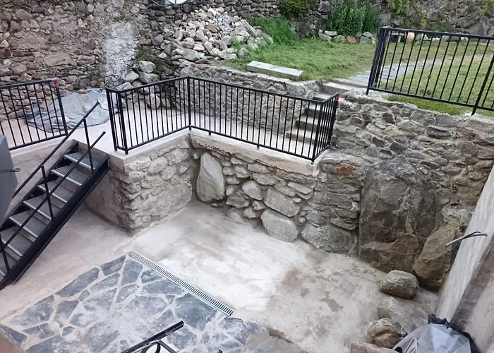 Grand Au Coeur D'un Village *