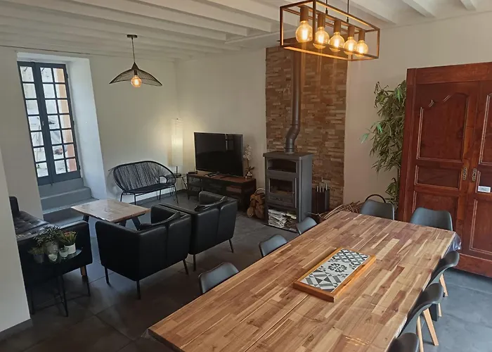 Grand Au Coeur D'un Village