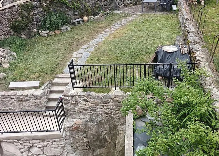 Grand Au Coeur D'un Village *