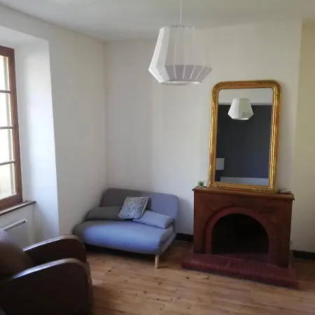 Grand Au Coeur D'un Village