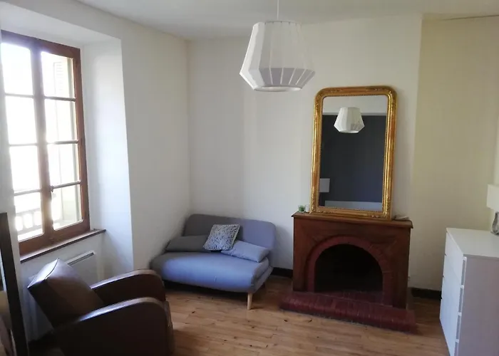 Grand Au Coeur D'un Village