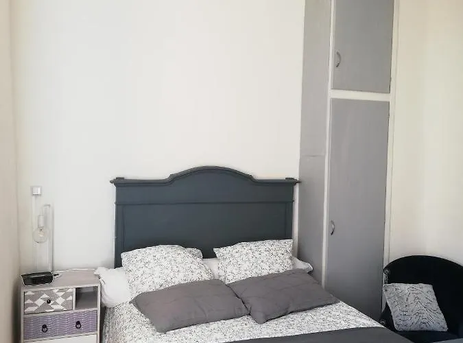 Grand Au Coeur D'un Village